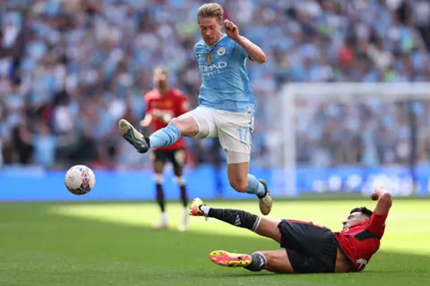 برونو فرنانديز يشيد بدي بروين: سيبقى خالداً في تاريخ البريميرليج